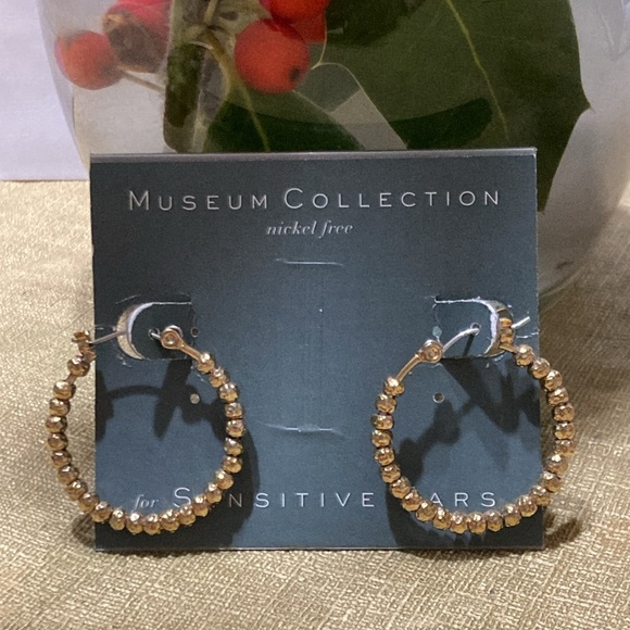 Museum Collection Sensitive Ears Hypo-allergenic Gold-tone hammered bead hoops - Picture 5 of 5